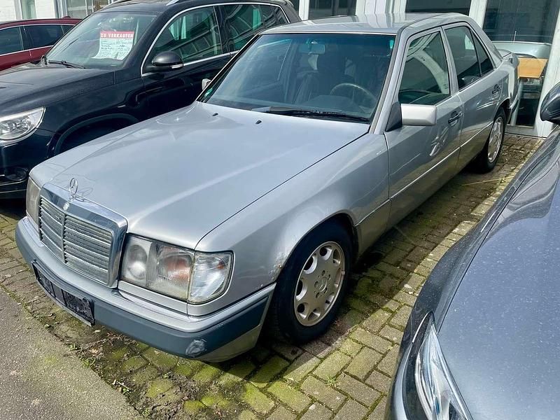 Silber Gebraucht 1991 Mercedes E230 Limousine | 3.990 € - Bild 1/4