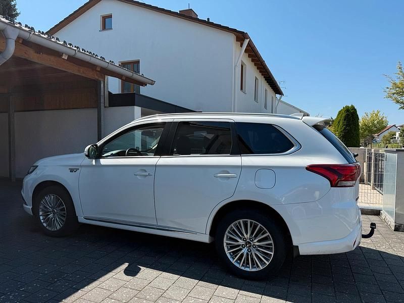 Weiß Gebraucht 2019 Mitsubishi Outlander P-HEV SUV | 16.500 € (Superpreis) - Bild 1/4