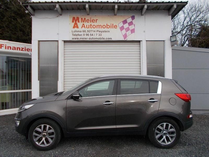 Silber Gebraucht 2015 Kia Sportage FIFA World Cup Edition SUV | 9.900 € (Guter Preis) - Bild 1/4