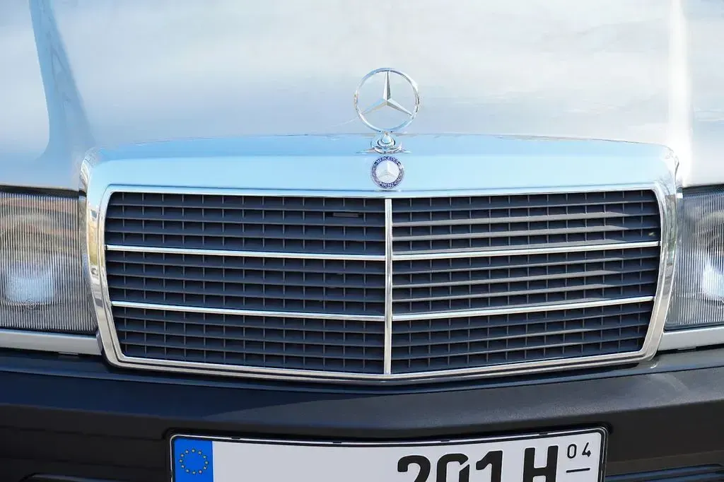 Gebraucht Mercedes 190 122 PS (89 kW) 1984 Silber Limousine