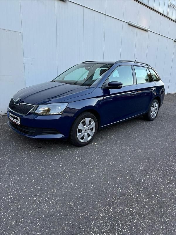 Blau Gebraucht 2015 Skoda Fabia Kleinwagen | 9.900 € (Fairer Preis) - Bild 1/4