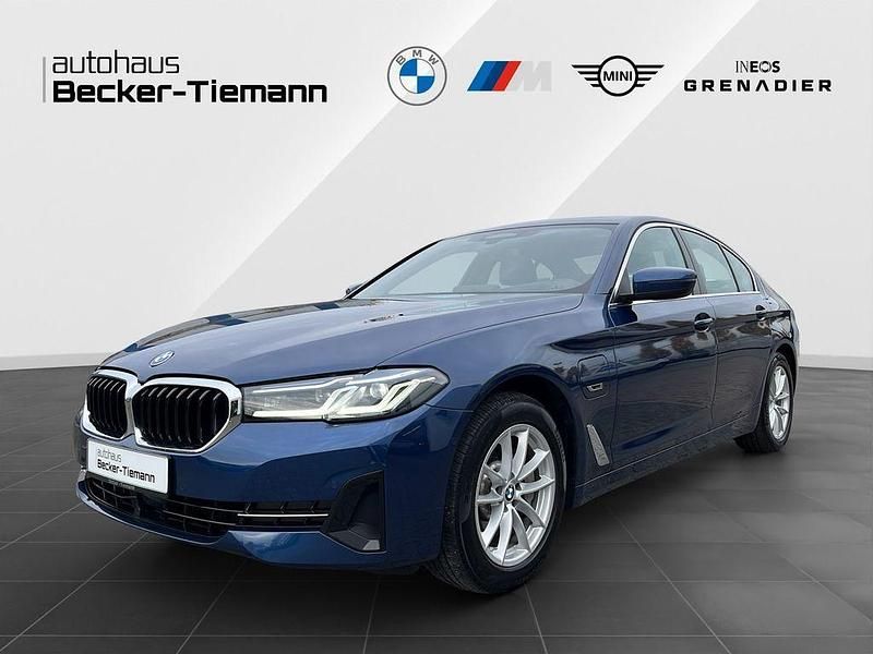 Phytonicblau Gebraucht 2022 BMW 530e Limousine | 36.412 € (Guter Preis) - Bild 1/4