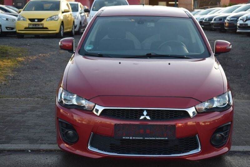 Rot Gebraucht 2016 Mitsubishi Lancer Sportback Plus Limousine | 7.999 € - Bild 1/4