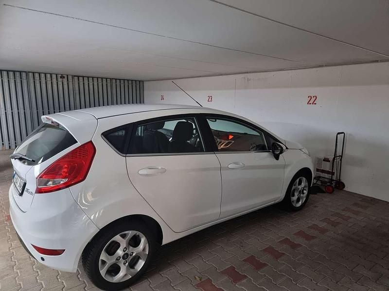 Weiß Gebraucht 2009 Ford Fiesta Ghia Kleinwagen | 3.500 € (Fairer Preis) - Bild 1/2