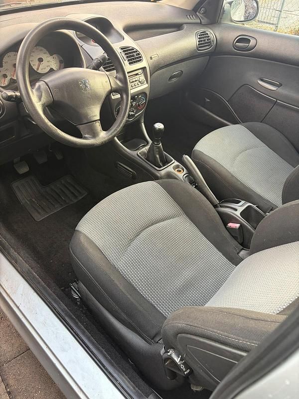 Gebraucht Peugeot 206 74 PS (54 kW) 2002 Silber Kleinwagen