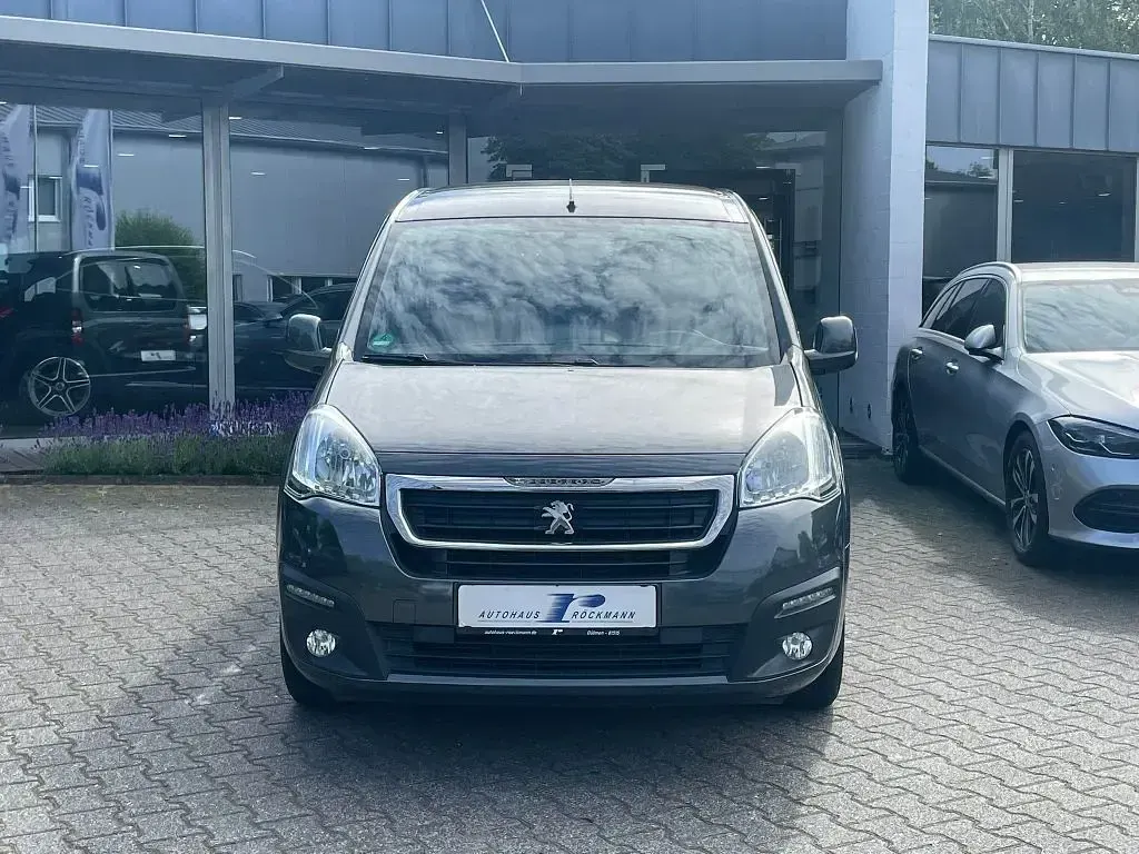 Gebraucht Peugeot Partner Tepee Active 99 PS (72 kW) 2015 Grau shark/metallic Van / Kleinbus
