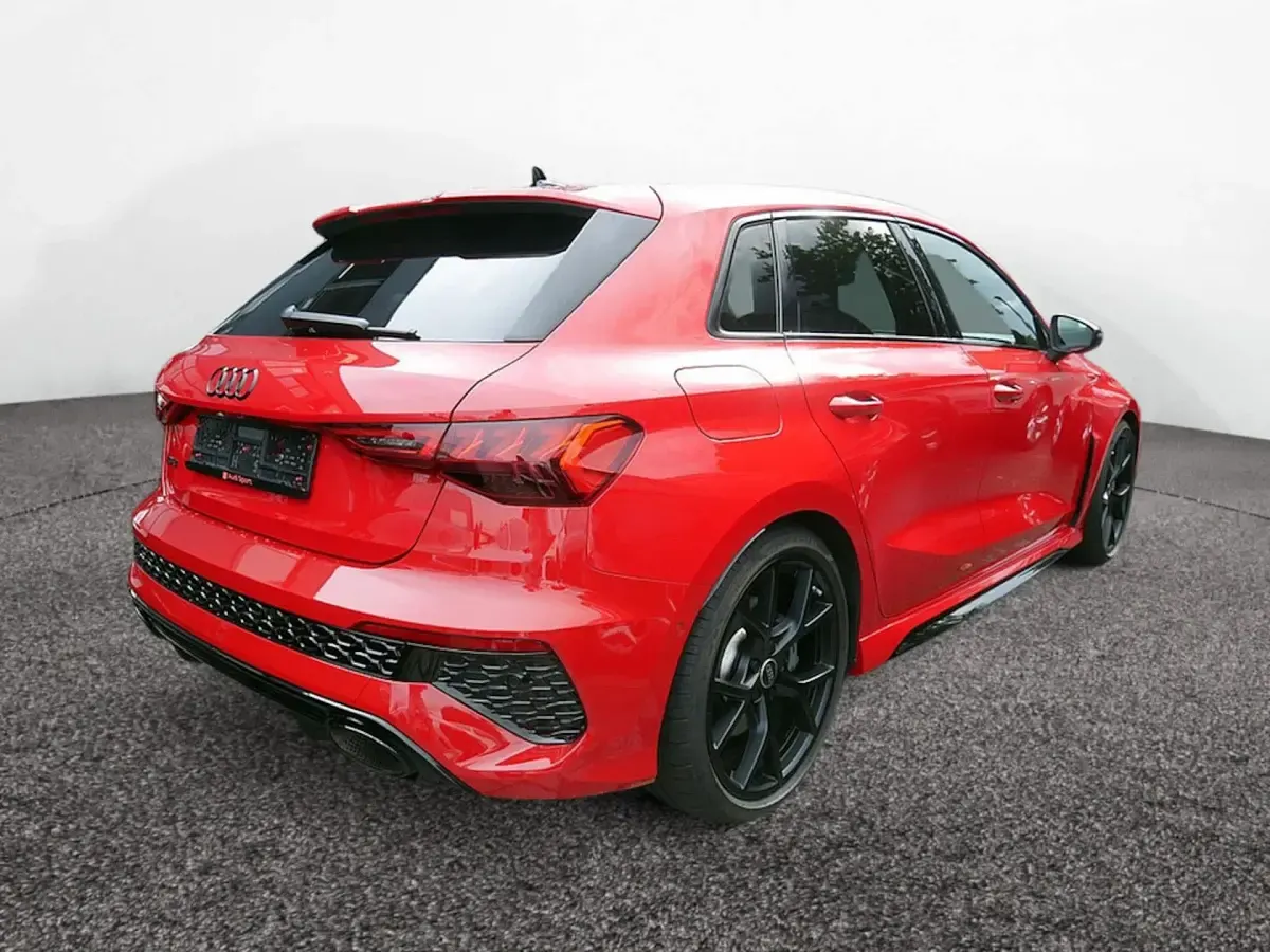 Gebraucht Audi RS3 Sportback Ambiente 400 PS (294 kW) 2023 Tangorot metallic Kleinwagen