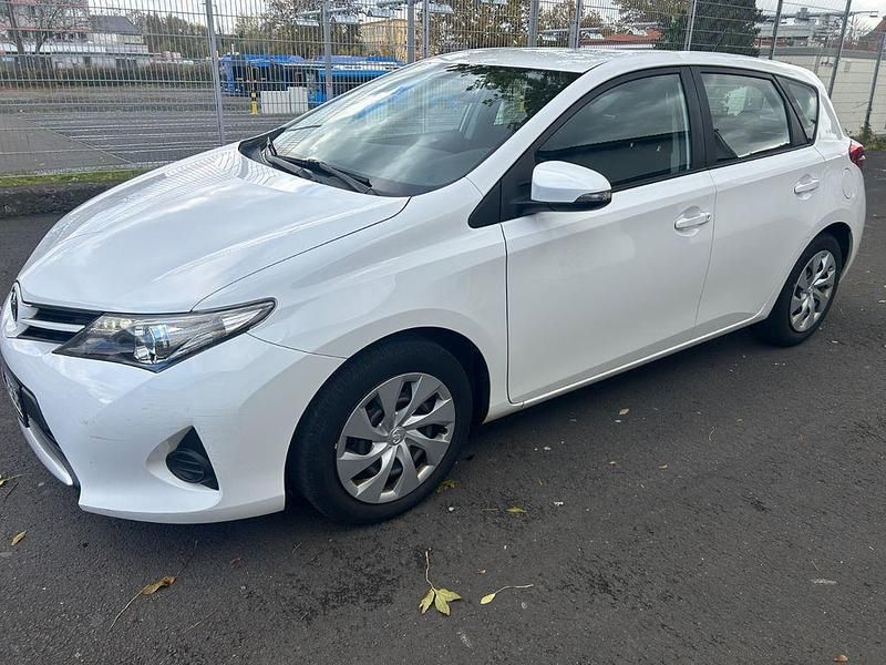 Weiß Gebraucht 2015 Toyota Auris Comfort Limousine | 8.400 € (Fairer Preis) - Bild 1/4