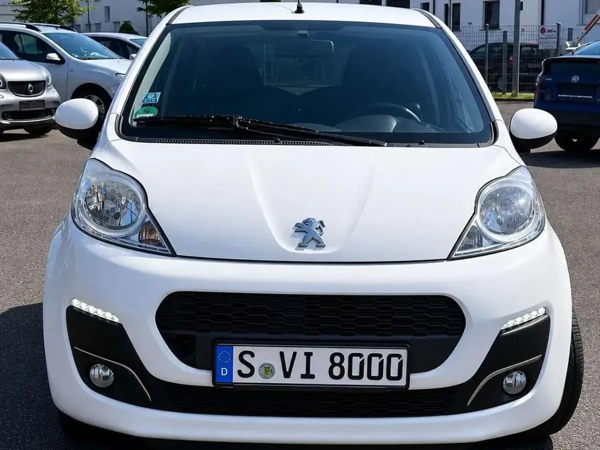 Gebraucht Peugeot 107 Active 68 PS (50 kW) 2014 Weiss 068/deckende lackierung Kleinwagen