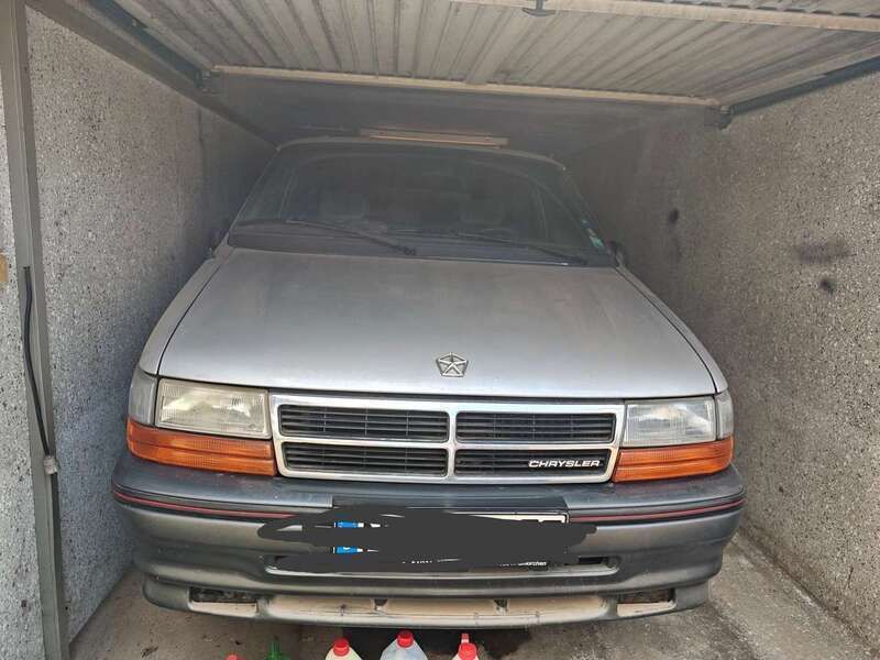 Silber Gebraucht 1991 Chrysler Voyager Van / Kleinbus | 4.000 € - Bild 1/4