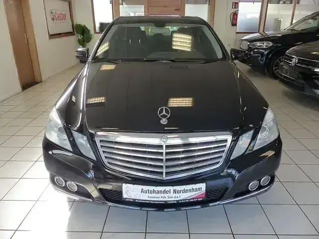 Gebraucht Mercedes E300 Elegance 231 PS (169 kW) 2010 Obsidianschwarz (metallic) Limousine