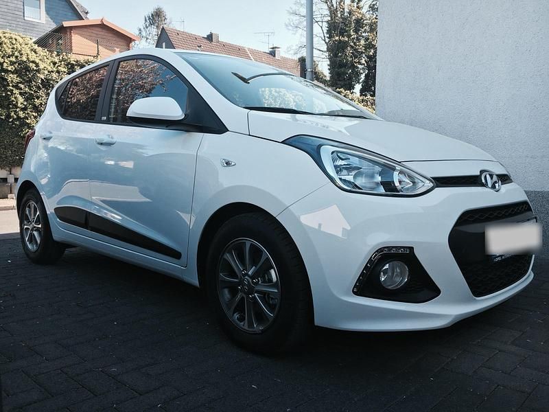 Gebraucht Hyundai i10 87 PS (63 kW) 2016 Weiß Kleinwagen