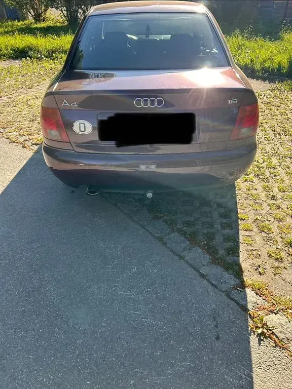 Używany Audi A4 101 KM (74 kW) 1995 Czerwony Sedan/Limuzyna
