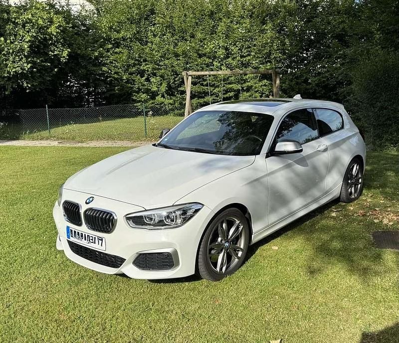 Weiß Gebraucht 2017 BMW M140 M Sport Limousine | 28.900 € (Guter Preis) - Bild 1/4