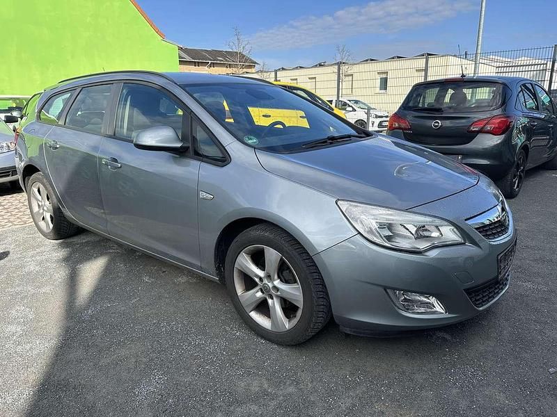Gebraucht Opel Astra Edition 116 PS (85 kW) 2011 Grün Kombi