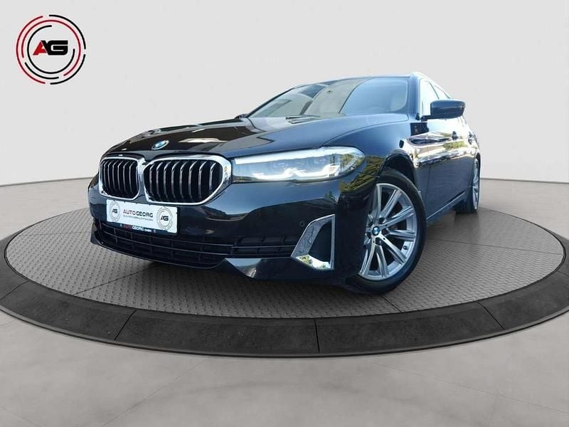 Saphirschwarz Gebraucht 2021 BMW 520 Luxury Line Kombi | 30.980 € (Superpreis) - Bild 1/4