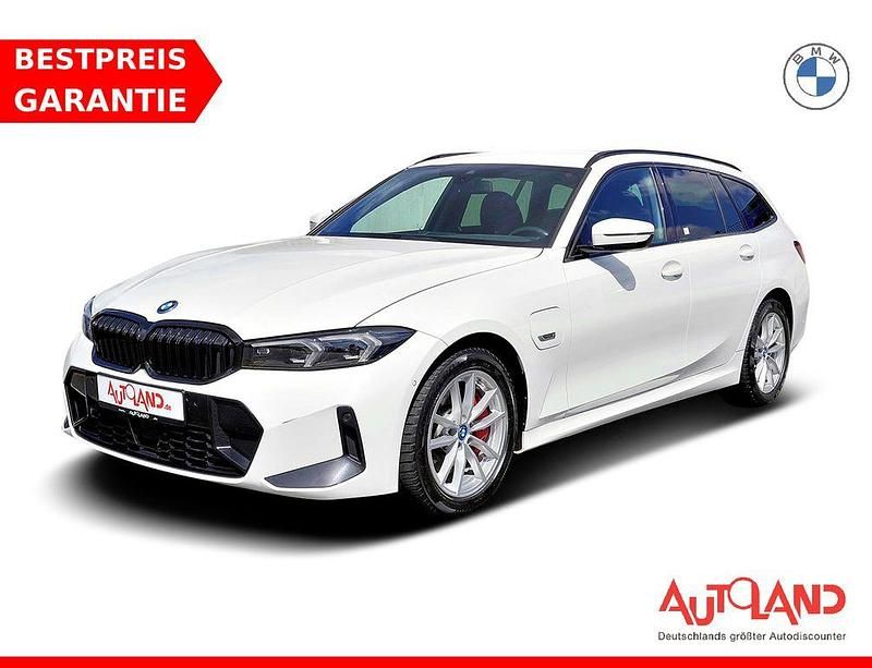 Alpinweissmet. (metallic) Gebraucht 2023 BMW 330e M Sport Kombi | 33.890 € (Guter Preis) - Bild 1/4