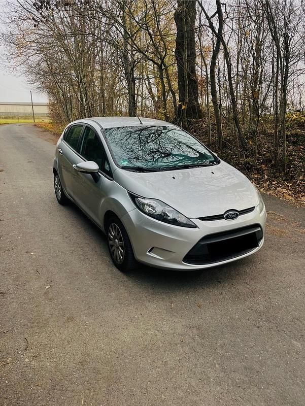 Silber Gebraucht 2011 Ford Fiesta Limousine | 4.800 € (Fairer Preis) - Bild 1/4