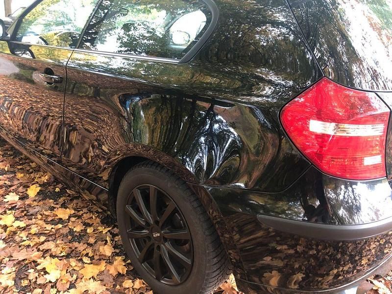 Gebraucht BMW 116 122 PS (89 kW) 2011 Schwarz Kleinwagen