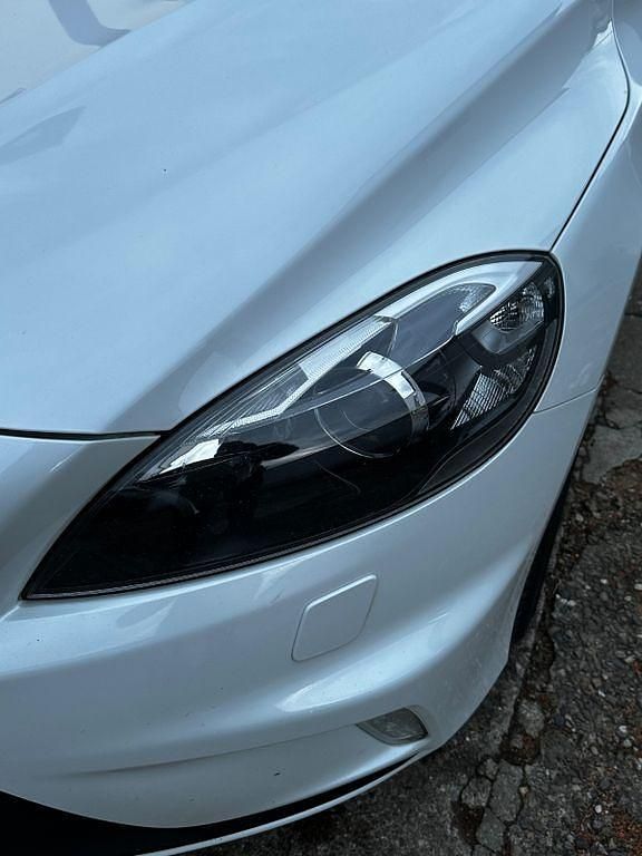 Gebraucht Volvo V40 R-Design 190 PS (139 kW) 2015 Weiß Limousine