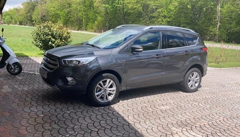 Gebraucht Ford Kuga Cool & Connect 150 PS (110 kW) 2019 Grau SUV