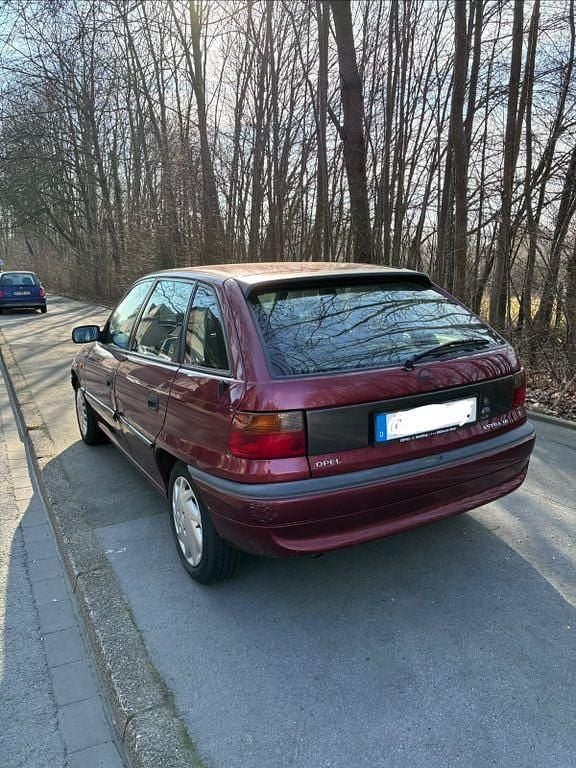 Gebraucht Opel Astra 75 PS (55 kW) 1997 Rot Limousine