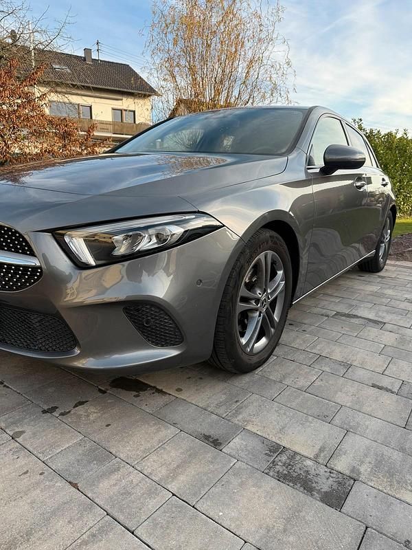 Gebraucht Mercedes A180 Progressive 136 PS (100 kW) 2020 Grau Kleinwagen