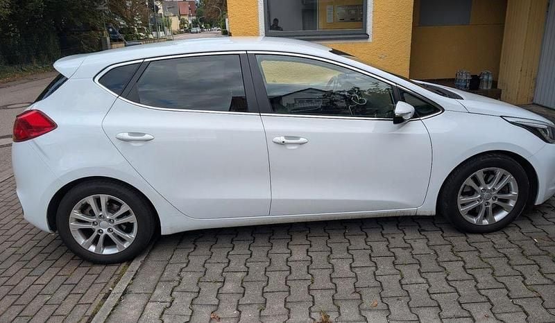 Gebraucht Kia Ceed Vision 136 PS (100 kW) 2014 Weiß Kleinwagen