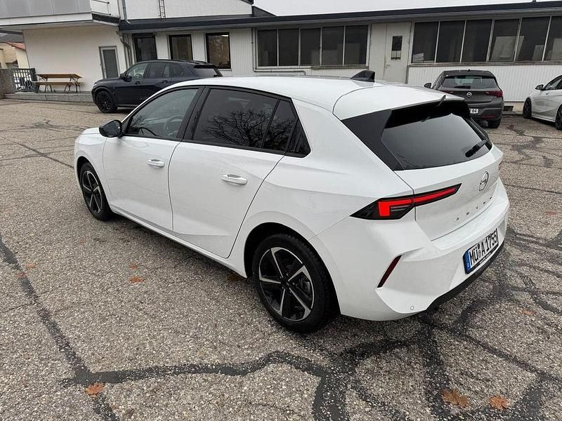 Neu Opel Astra Enjoy 131 PS (96 kW) 2025 Lack weiss banquise/typ aussen Limousine