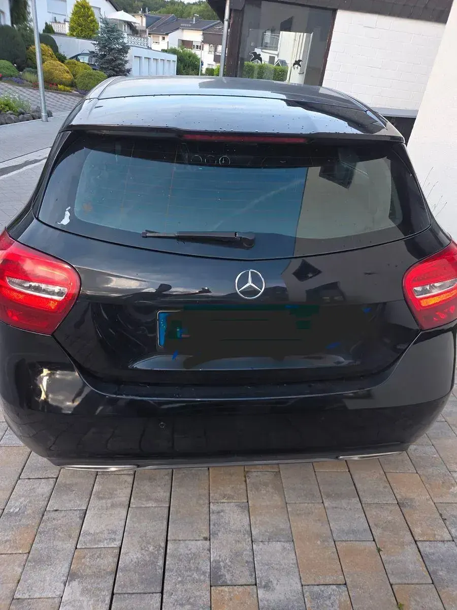 Gebraucht Mercedes A180 109 PS (80 kW) 2016 Schwarz Limousine