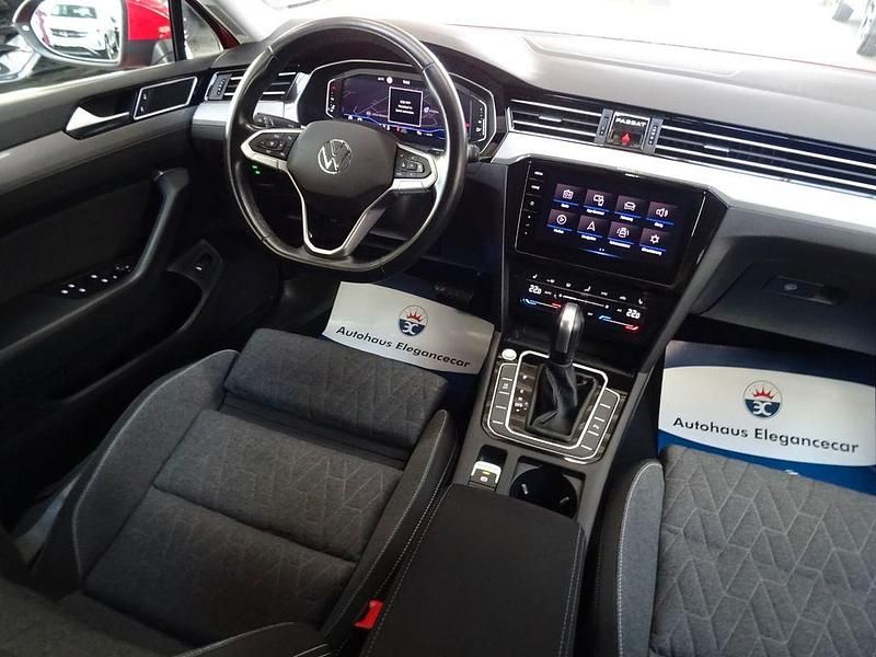 Gebraucht VW Passat 122 PS (89 kW) 2023 Rot Kombi