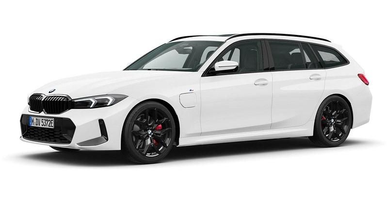 Weiß Gebraucht 2025 BMW 330e Comfort Edition Kombi | 50.928 € (Teuer) - Bild 1/4