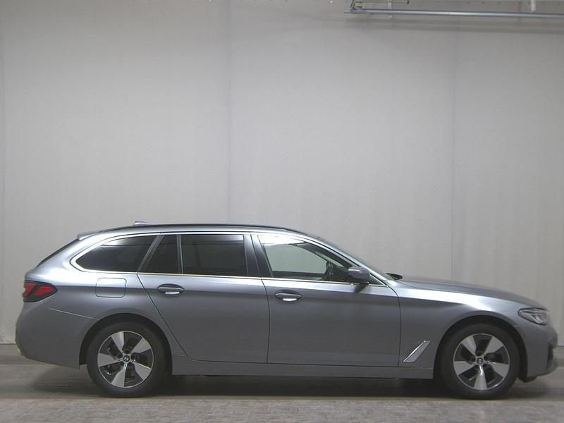Grau Gebraucht 2023 BMW 520 Performance Kombi | 30.480 € (Superpreis) - Bild 1/4