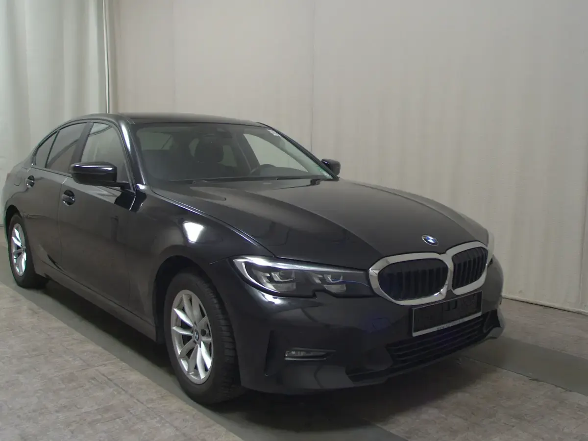 Gebraucht BMW 318 Advantage 150 PS (110 kW) 2021 Schwarz Limousine