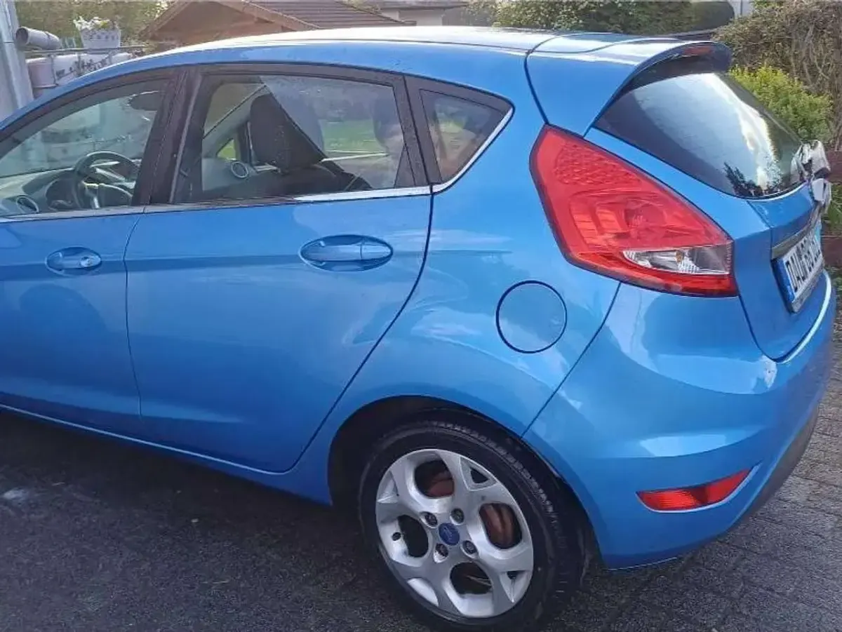 Gebraucht Ford Fiesta Titanium 82 PS (60 kW) 2011 Blau Limousine