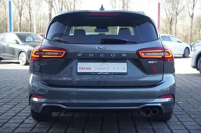 Używany Ford Focus ST-Line 155 KM (114 kW) 2023 Szary Sedan/Limuzyna