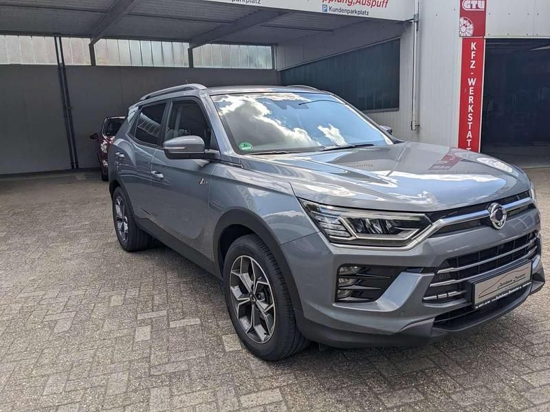 Platinum gray metallic Gebraucht 2023 Ssangyong (KGM) Korando SUV | 21.990 € - Bild 1/4
