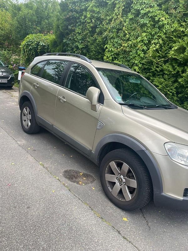 Gold Gebraucht 2009 Chevrolet Captiva SUV | 4.600 € (Etwas zu teuer) - Bild 1/4