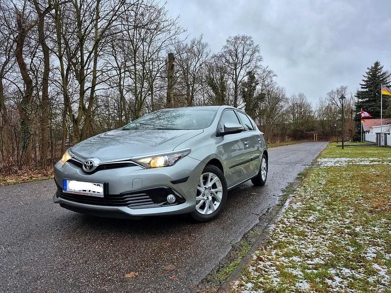 Grau Gebraucht 2017 Toyota Auris Limousine | 12.800 € (Fairer Preis) - Bild 1/4