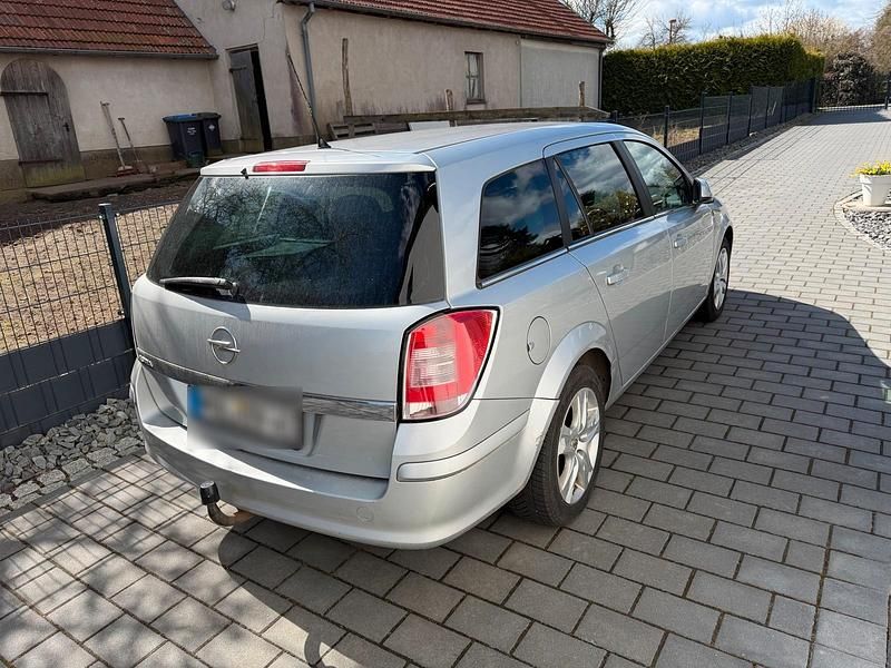 Gebraucht Opel Astra 105 PS (77 kW) 2010 Silber Kombi