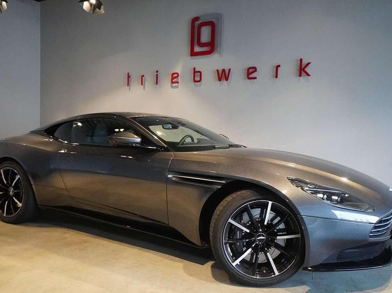 Xenon grey Gebraucht 2022 Aston Martin DB11 Coupé | 137.941 € (Fairer Preis) - Bild 1/3