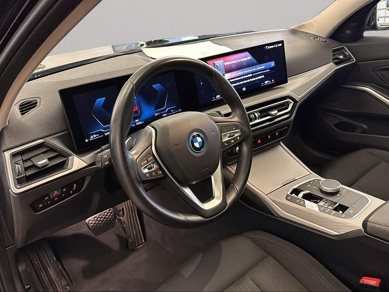 Gebraucht BMW 330e 184 PS (135 kW) 2022 Schwarz Kombi