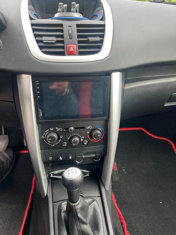 Gebraucht Peugeot 207 73 PS (53 kW) 2011 Weiß Kleinwagen