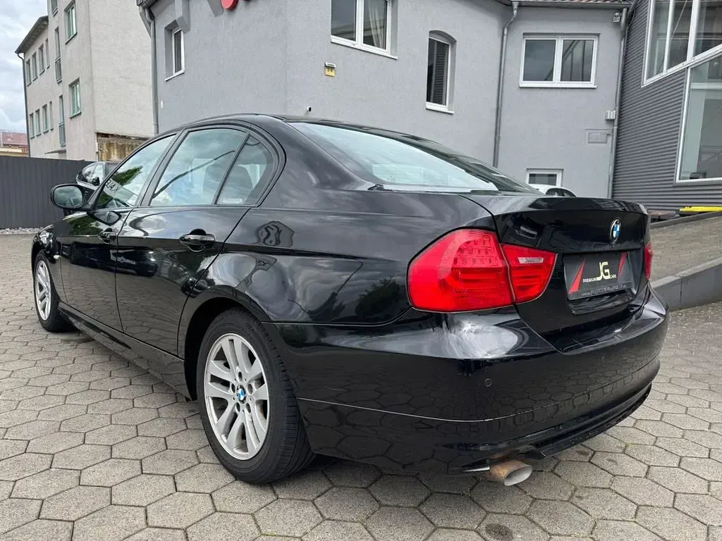 Gebraucht BMW 316 116 PS (85 kW) 2011 Schwarz Limousine