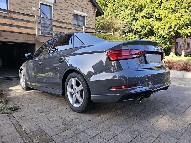 Gebraucht Audi A3 Sport 116 PS (85 kW) 2018 Grau Limousine