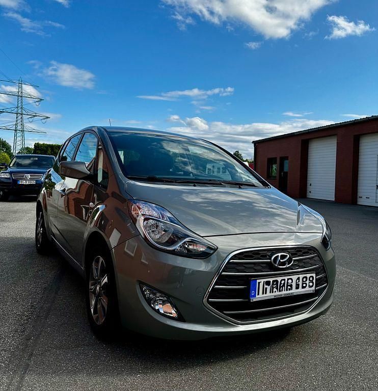 Grau Gebraucht 2019 Hyundai ix20 Van / Kleinbus | 13.600 € (Fairer Preis) - Bild 1/4