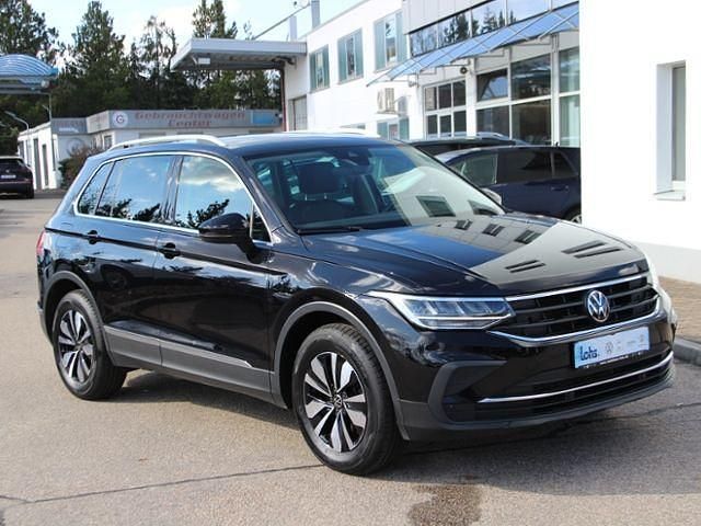 Gebraucht VW Tiguan Move 150 PS (110 kW) 2023 Deep black perleffekt (metallic) SUV