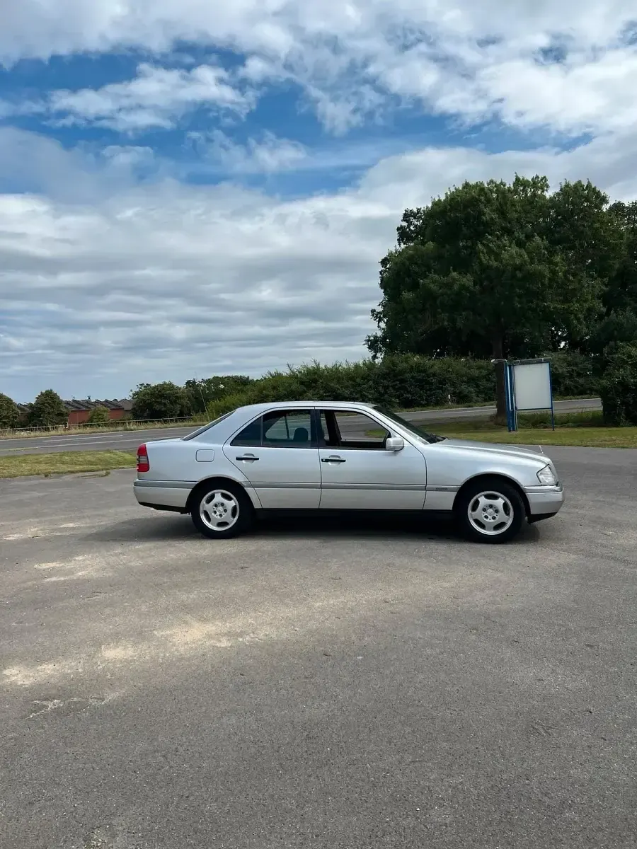 Gebraucht Mercedes C180 125 PS (91 kW) 1993 Silber Limousine