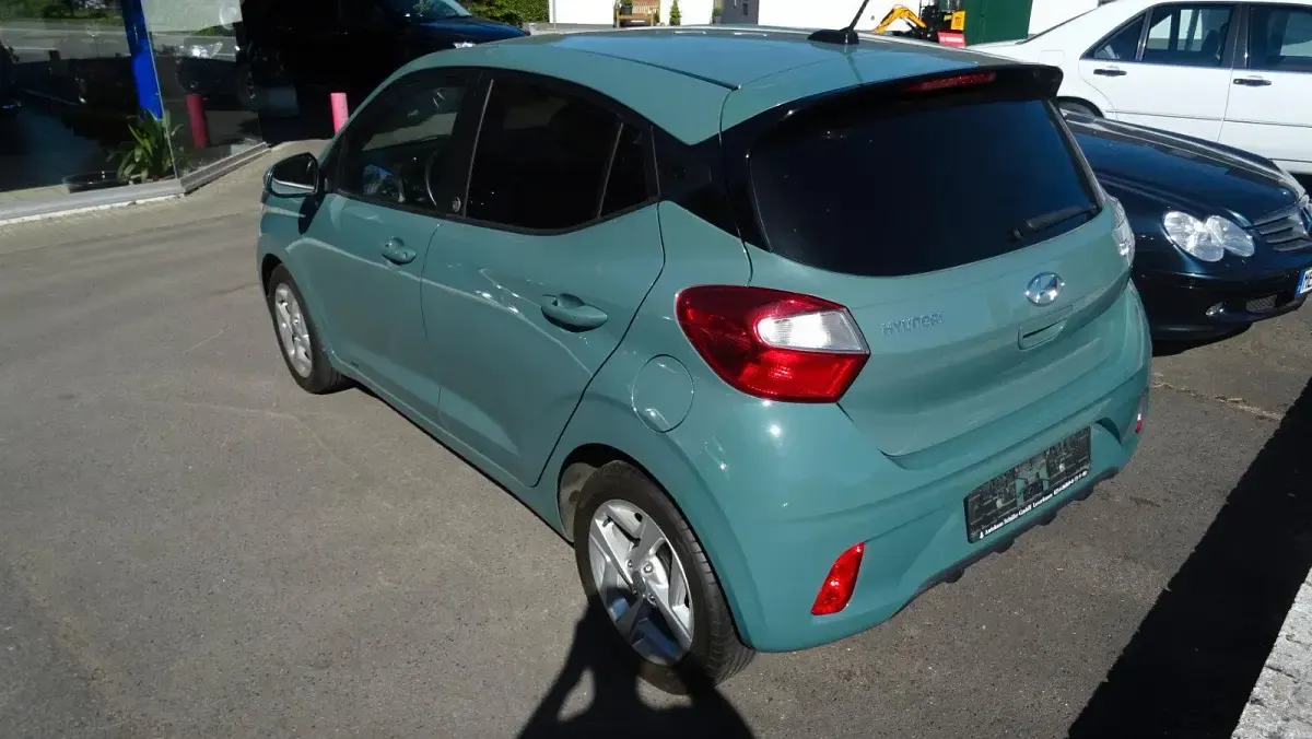 Gebraucht Hyundai i10 67 PS (49 kW) 2022 Grün Kleinwagen