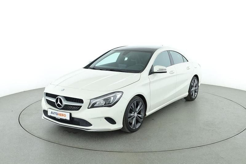 Weiß Gebraucht 2016 Mercedes CLA180 Urban Limousine | 16.950 € (Fairer Preis) - Bild 1/3